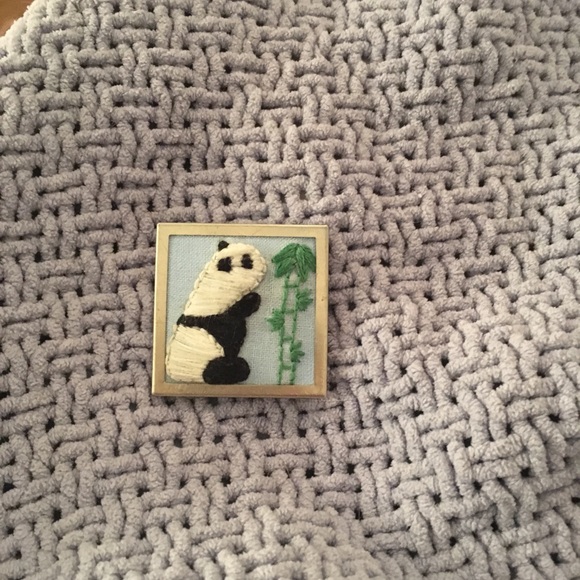 Panda and bambou brooch embroidery - Picture 3 of 5